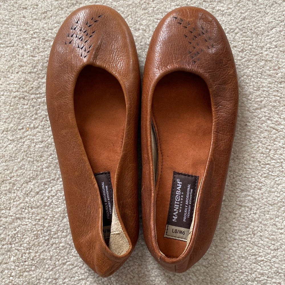 Manitobah Mukluks new leather flats size 8